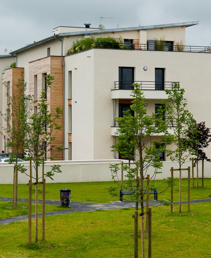 Les Lilas, Bétheny : livraison de 14 logements collectif (T2 à T4) et de 2 maisons. Tous les logements sont certifiés Qualitel BBC RT 2005. Architecte : Cabinet ADH.