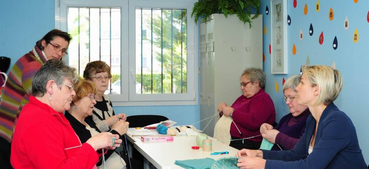 A Aÿ, une salle bleue pour tricoter et échanger entre voisins - Galerie 1